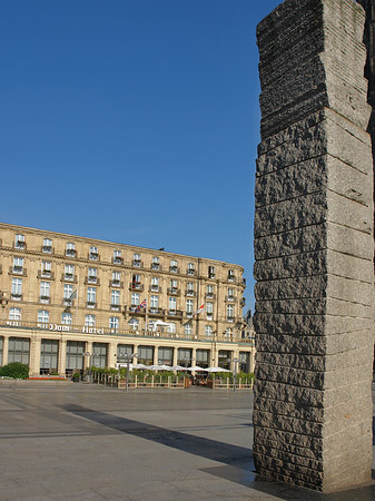 Foto Domhotel mit Säule
