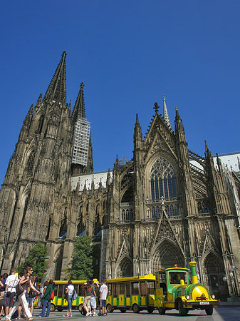 Fotos Bimmelbahn fährt zum Kölner Dom