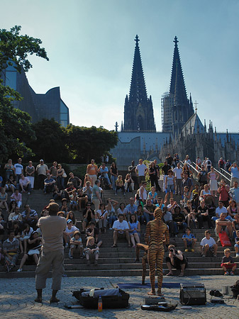 Touristen auf dem Weg zum Kölner Dom