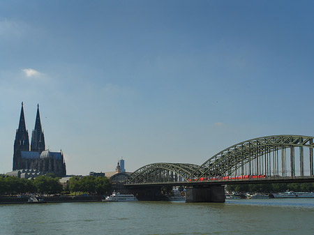 Fotos Hohenzollernbrücke neben Kölner Dom | Köln