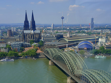 Hohenzollernbrücke und Kölner Dom aus der Ferne Fotos