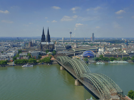 Hohenzollernbrücke und Kölner Dom aus der Ferne Fotos