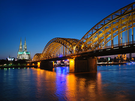 Kölner Dom hinter der Hohenzollernbrücke