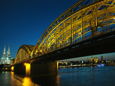 Fotos Kölner Dom hinter der Hohenzollernbrücke