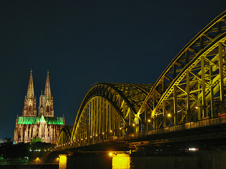 Fotos Kölner Dom hinter der Hohenzollernbrücke