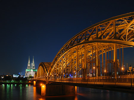 Kölner Dom hinter der Hohenzollernbrücke