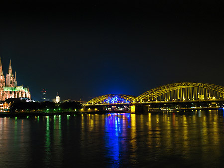 Foto Kölner Dom hinter der Hohenzollernbrücke