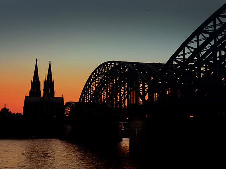 Kölner Dom hinter der Hohenzollernbrücke Fotos