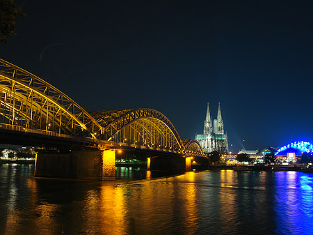 Foto Blick auf musical-dome und Kölner Dom
