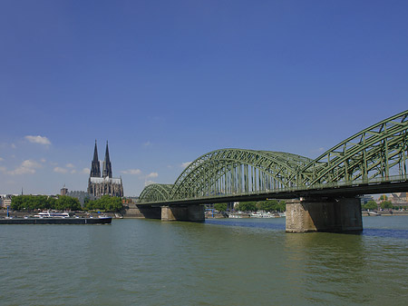 Schiff unter der Hohenzollernbrücke Fotos