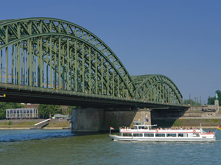 Foto Schiff vor der Hohenzollernbrücke - Köln