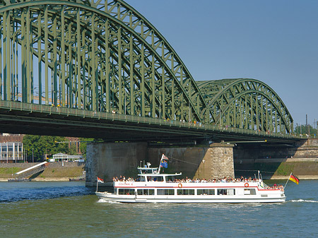 Fotos Schiff vor der Hohenzollernbrücke