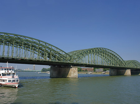 Schiff vor der Hohenzollernbrücke