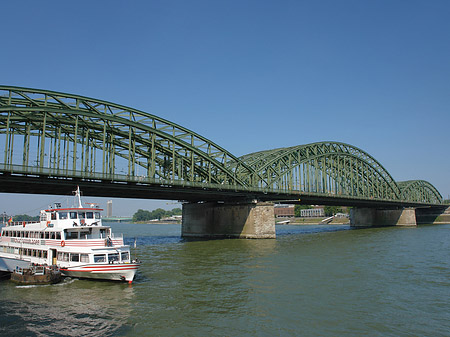 Foto Schiff vor der Hohenzollernbrücke