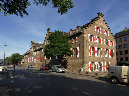Kölnisches Stadtmuseum mit Straße Fotos