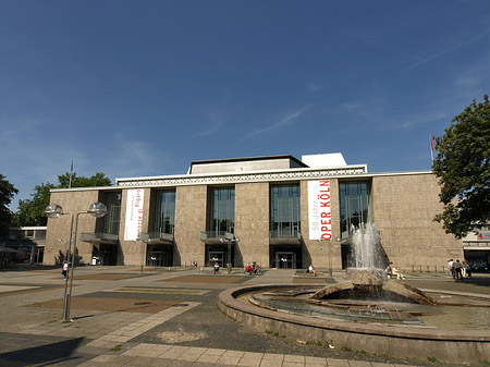 Oper Köln mit Brunnen Foto 