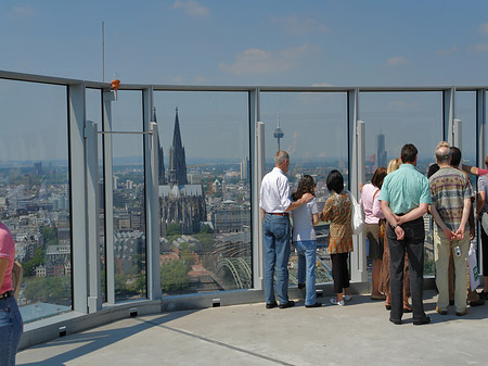 Fotos Besucher gucken auf den Kölner Dom