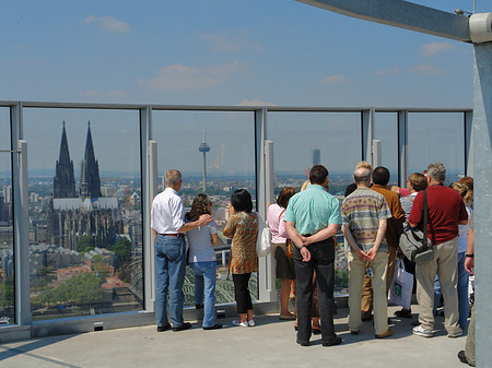 Foto Besucher gucken auf den Kölner Dom - Köln