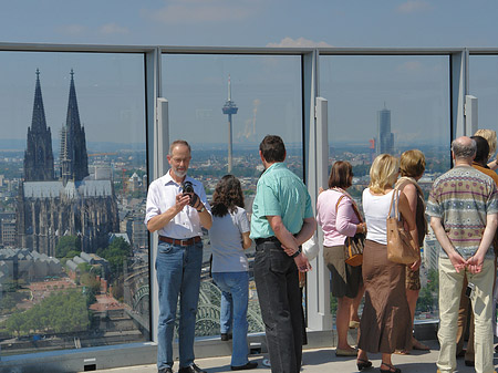 Foto Besucher gucken auf den Kölner Dom - Köln
