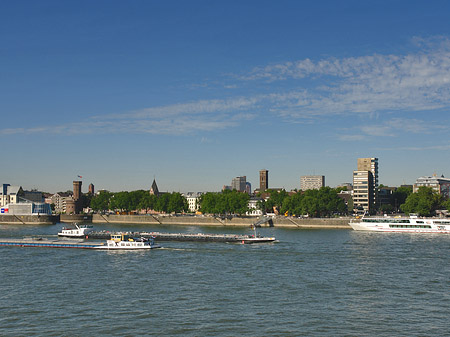 Schiff fährt über den Rhein Foto 