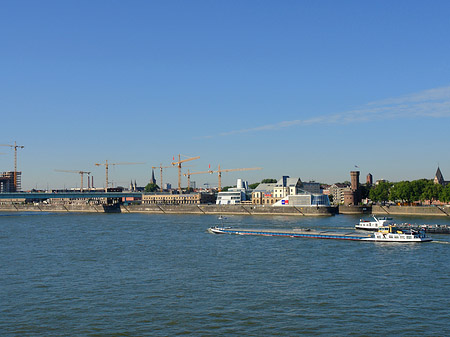 Schiff fährt über den Rhein