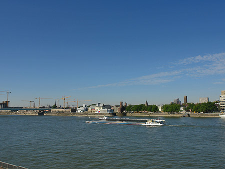 Schiff fährt über den Rhein Fotos
