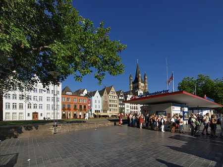 Schlange stehen für Köln-Düsseldorfer Foto 