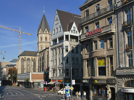St Andreas mit Komödienstraße und Häusern Fotos