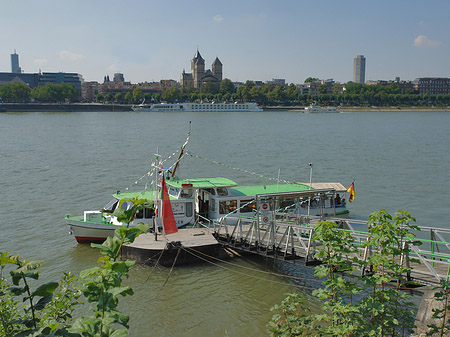 Schiff fährt vor St Kunibert Fotos