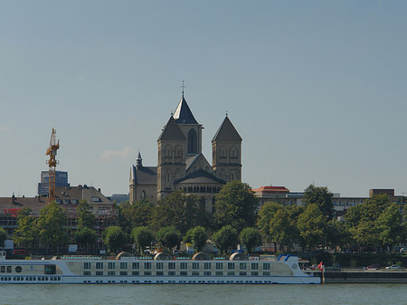 Fotos Schiff fährt vor St Kunibert